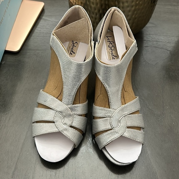 LifeStride Caramel Strappy Sandal - Picture 4 of 10